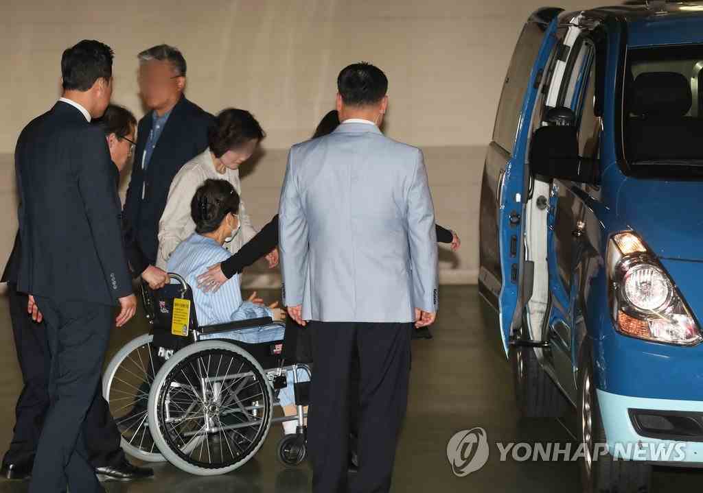 资料图：朴槿惠就诊后，离开医院返回拘留所（韩联社）